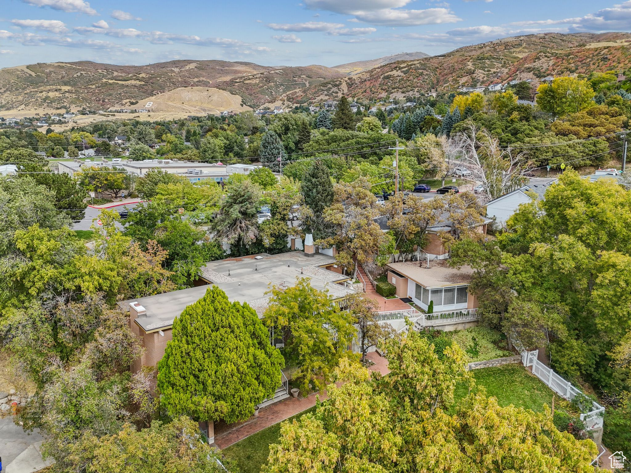 Birds eye view of property featuring a mountain view