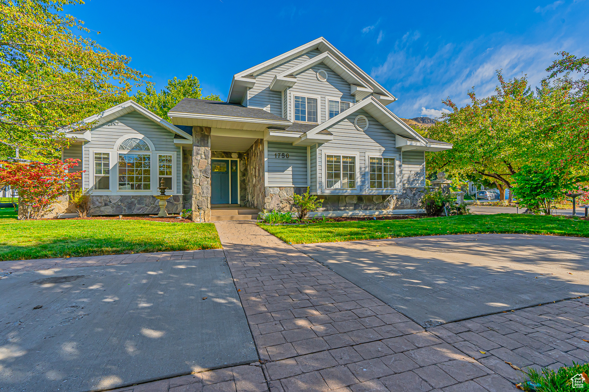 View of front facade featuring a front lawn