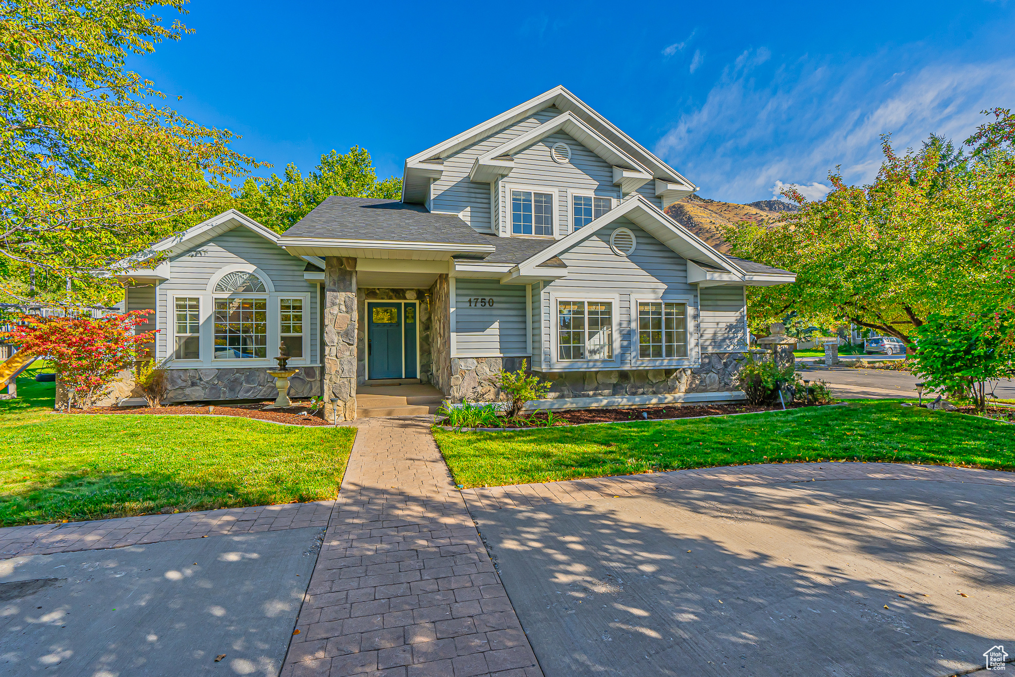 View of front facade with a front yard