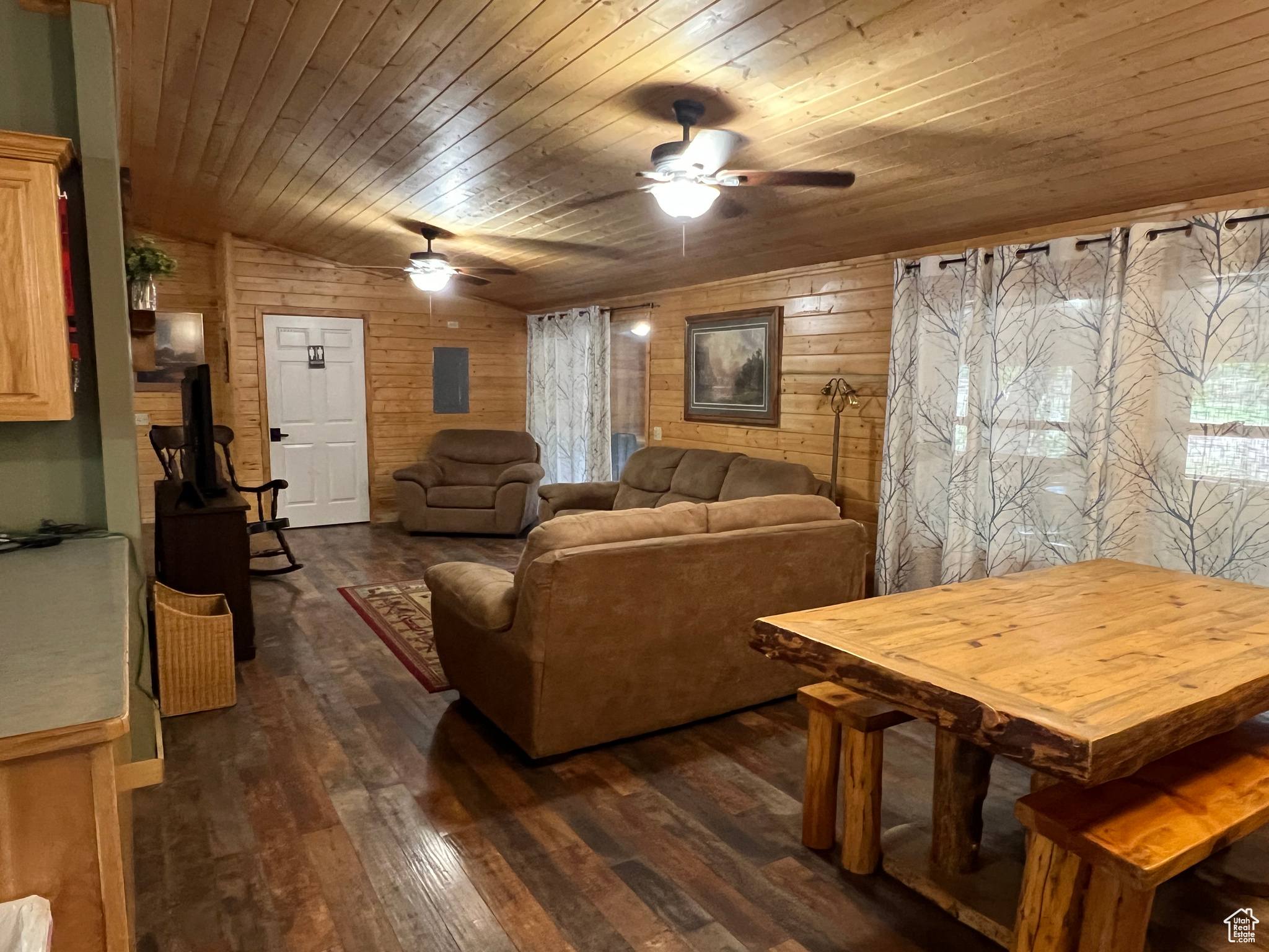 Lodge dining & family room