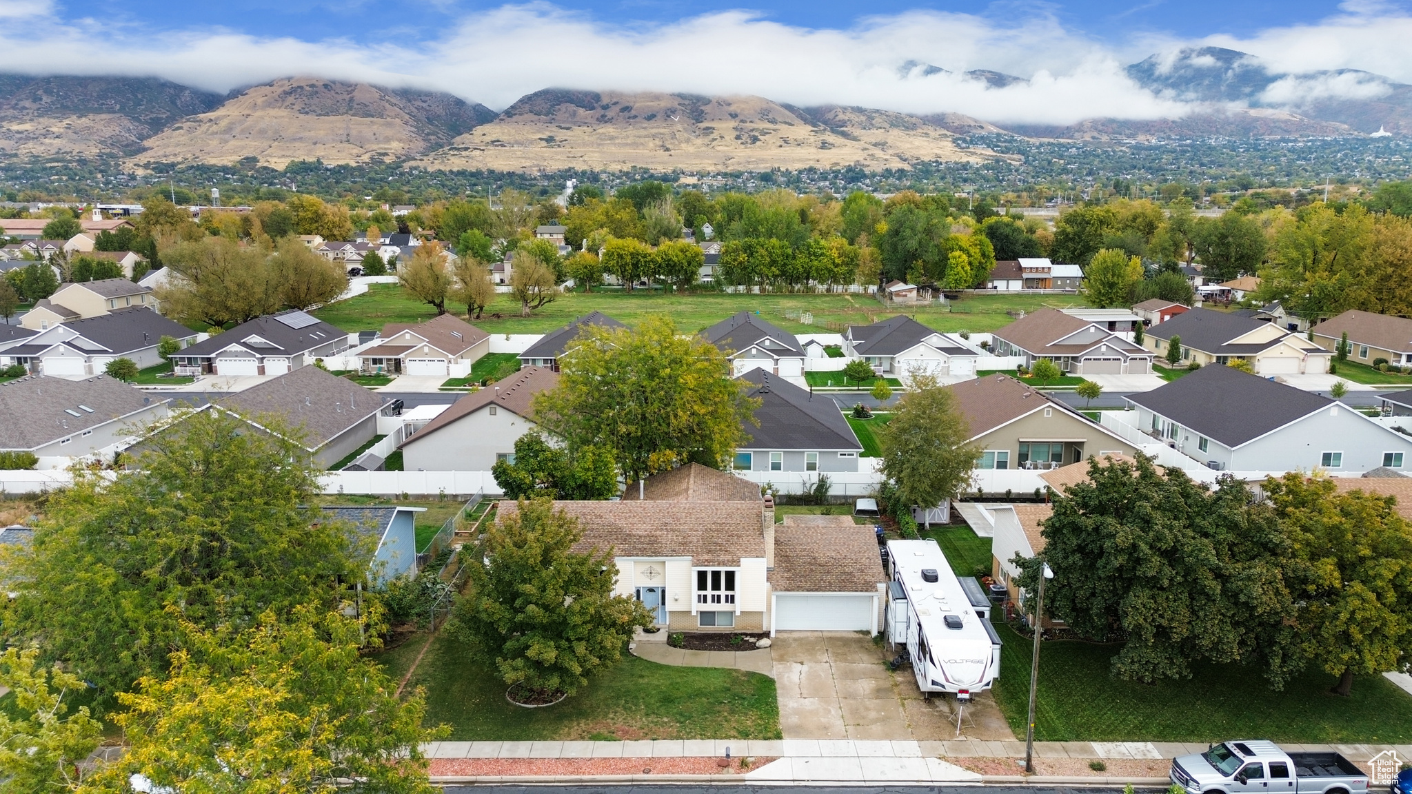 Birds eye view of property featuring a mountain view