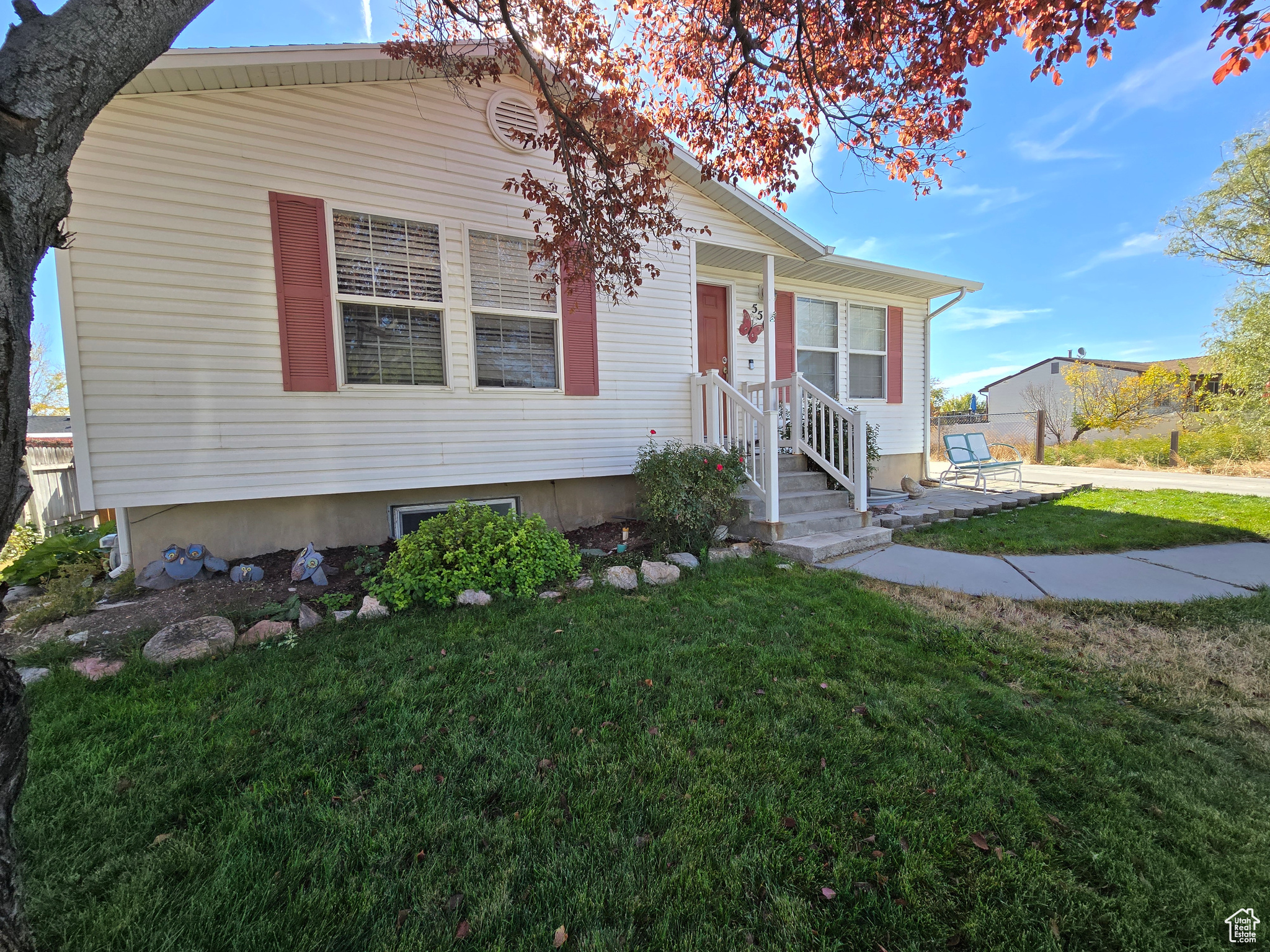 View of front of house featuring a front yard