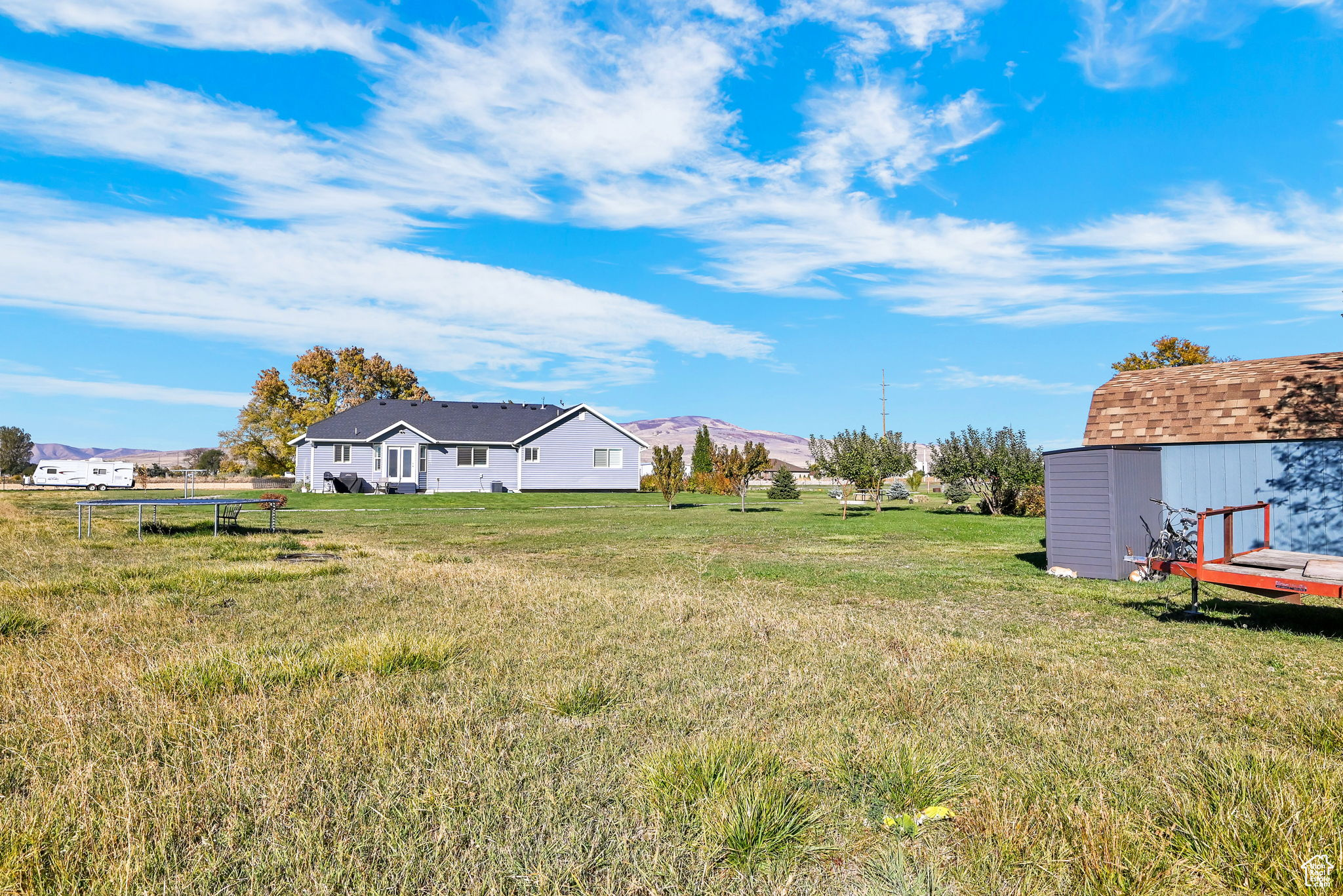 View of yard with a storage shed