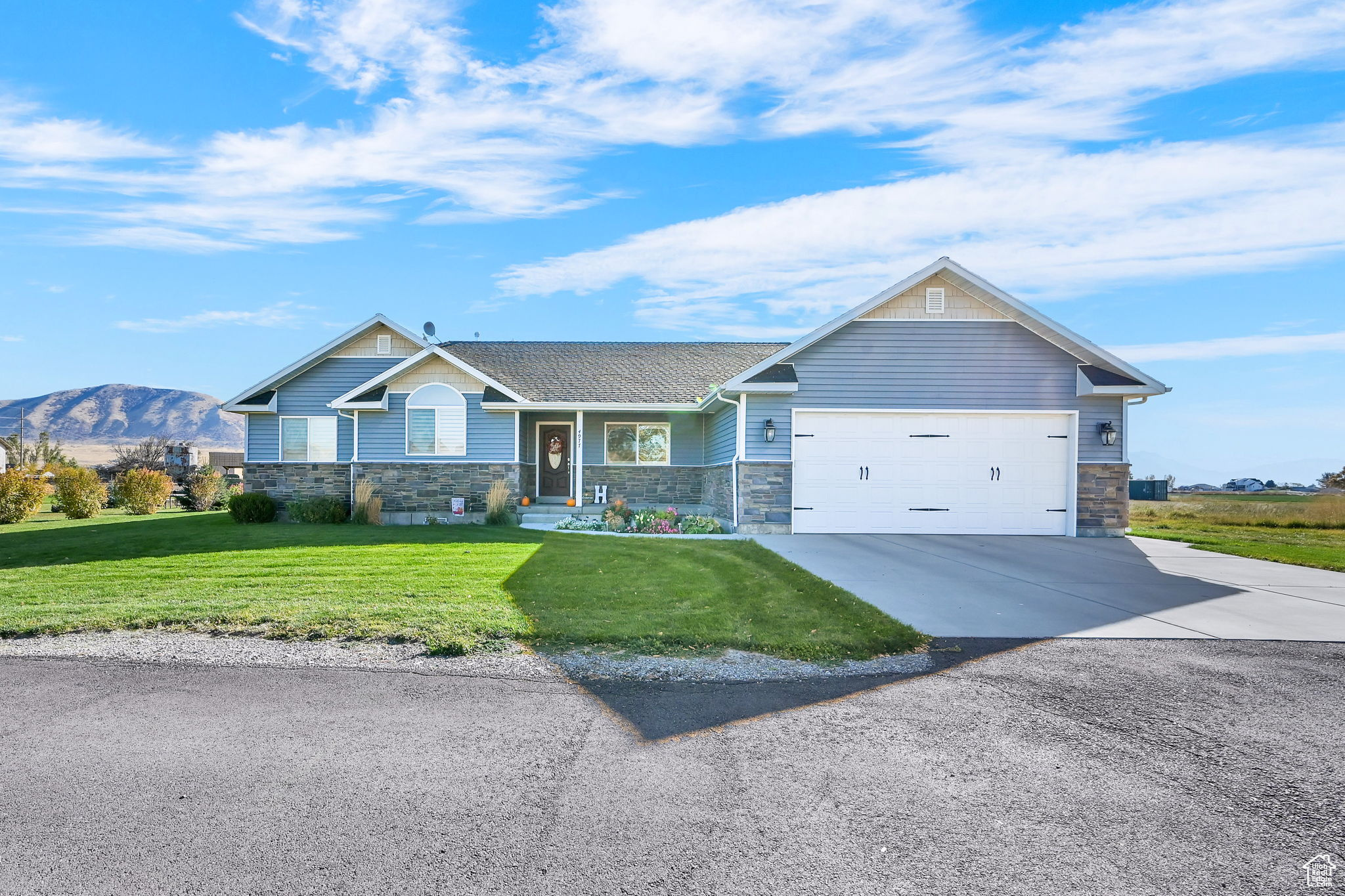 Craftsman house featuring a front yard, a garage, and a mountain view