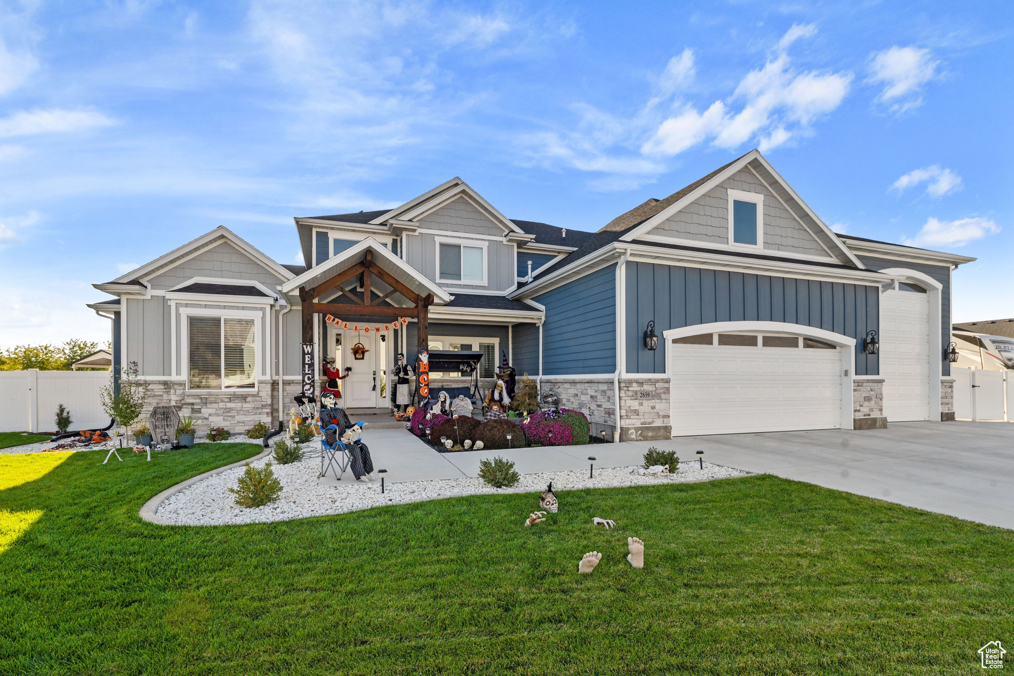 Craftsman-style home featuring a front yard