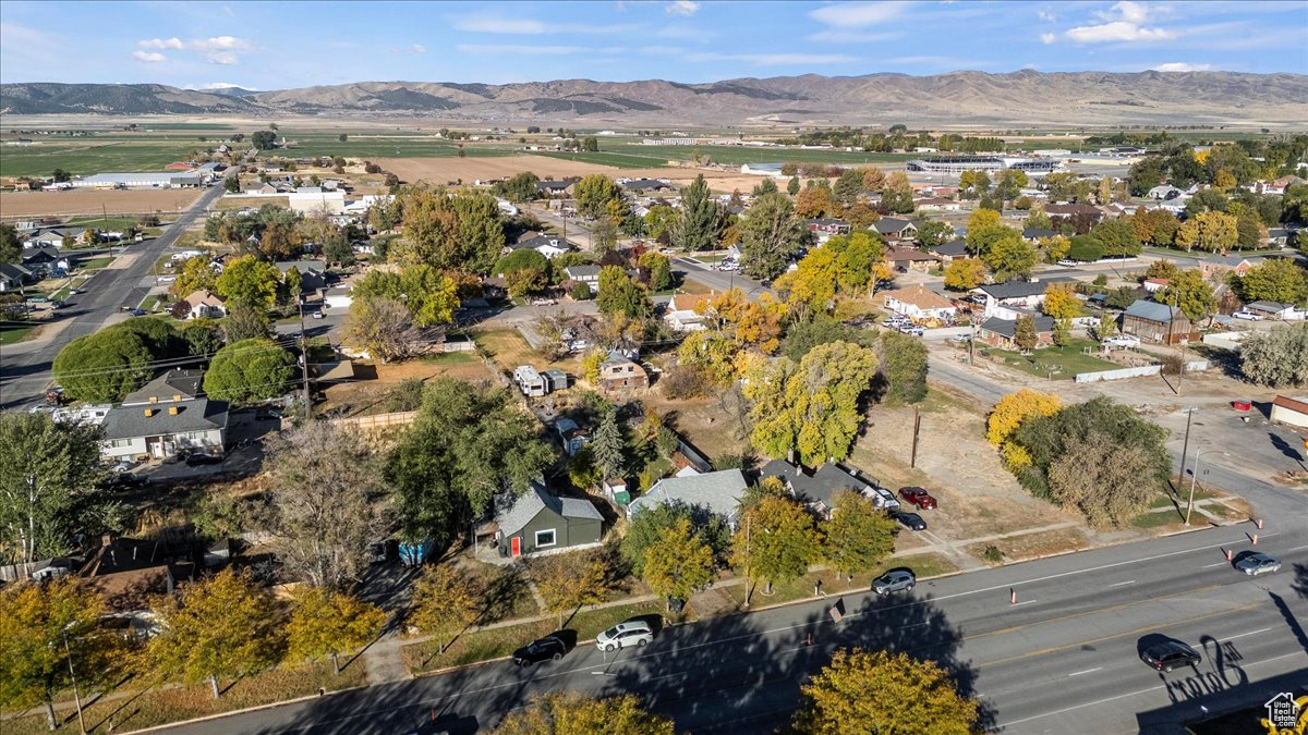 Aerial view with a mountain view