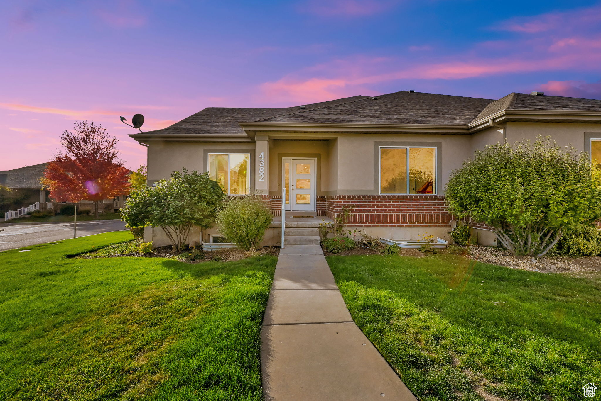 View of front of property featuring a lawn