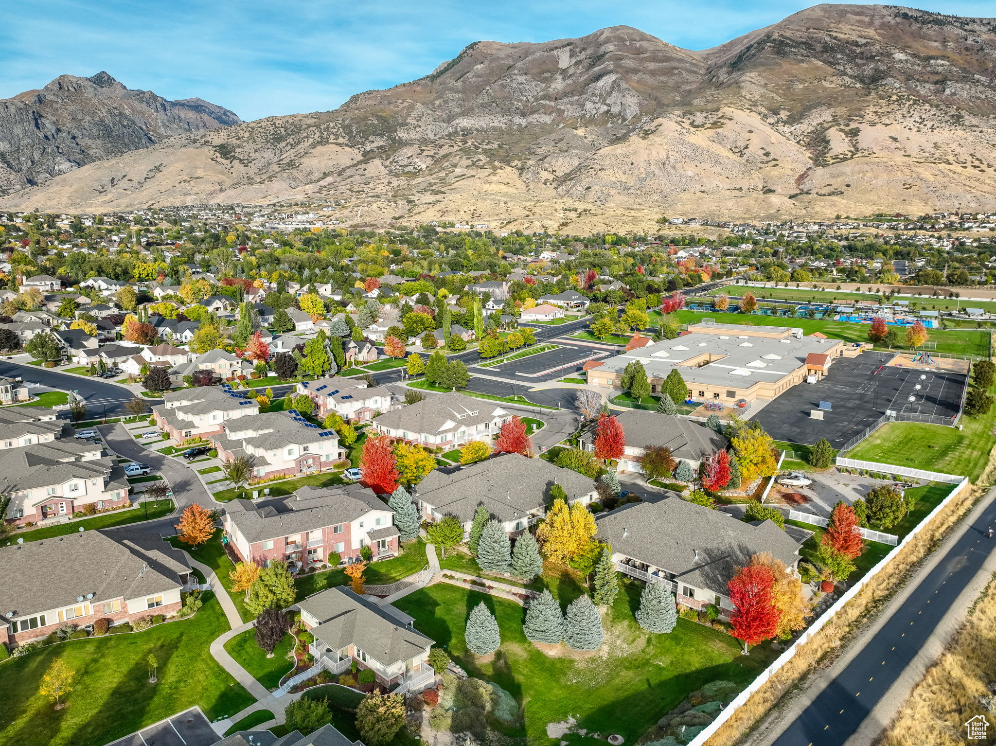 Birds eye view of property featuring a mountain view