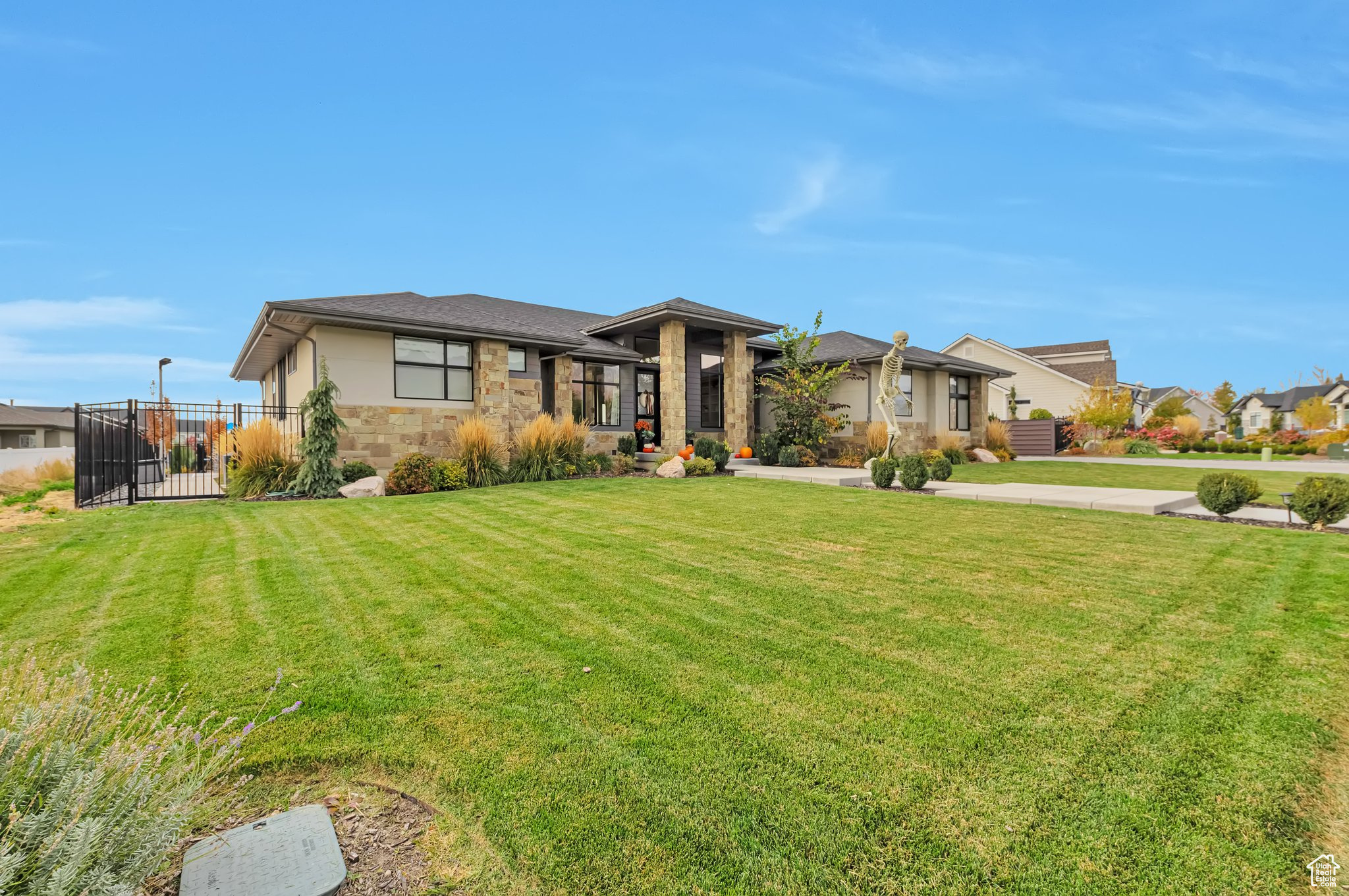 View of front facade featuring a front lawn