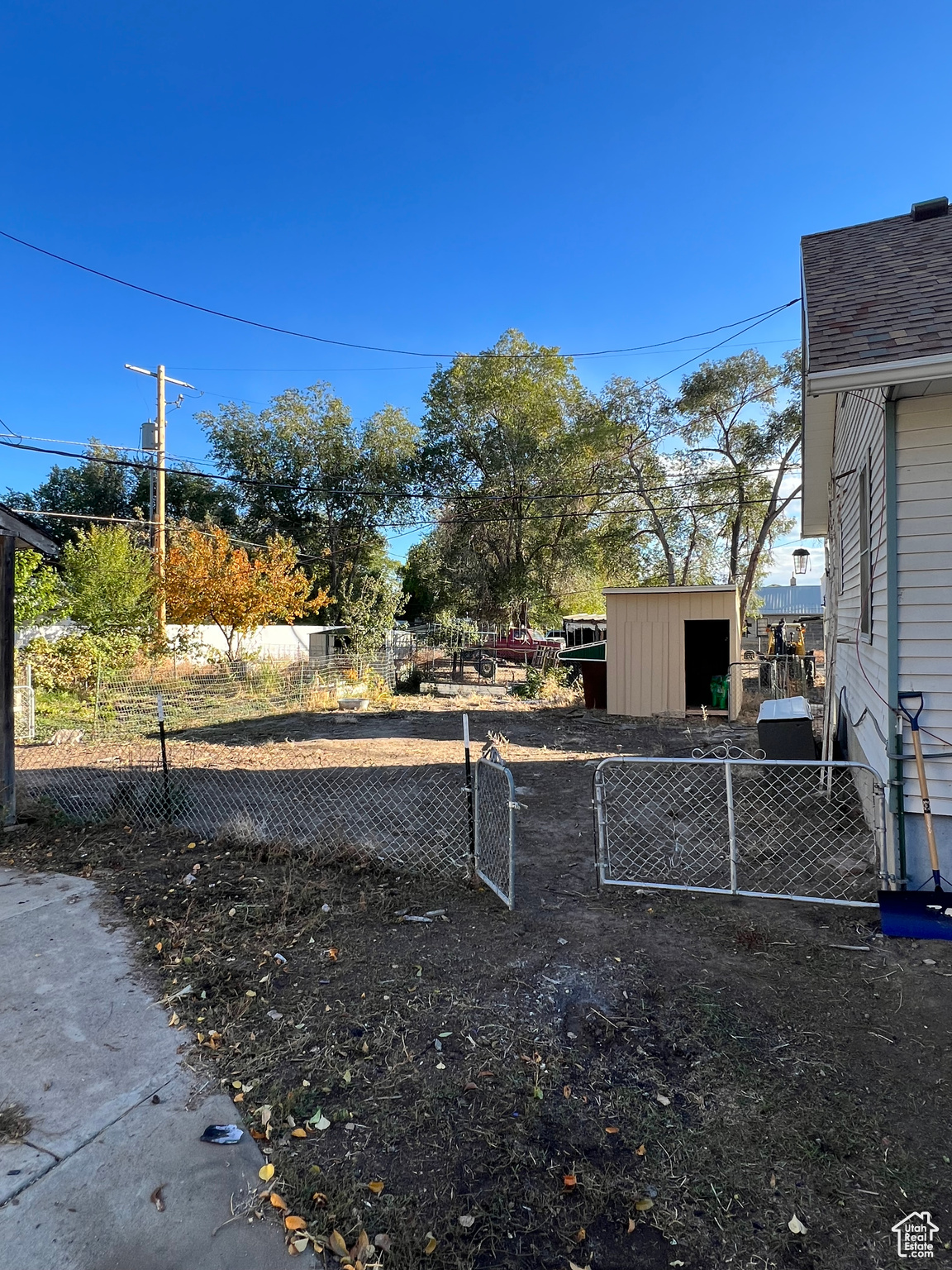 View of yard featuring a shed