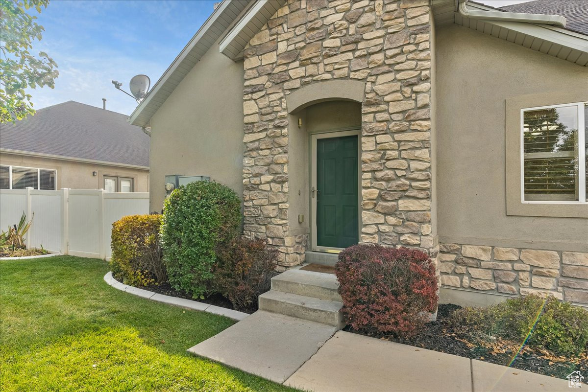 Entrance to property featuring a yard