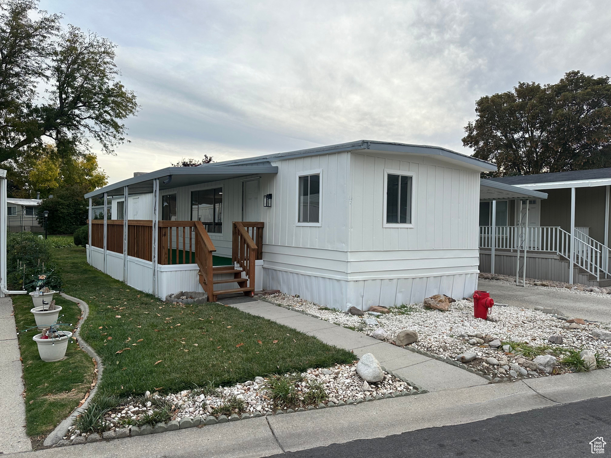 Manufactured / mobile home featuring a front lawn