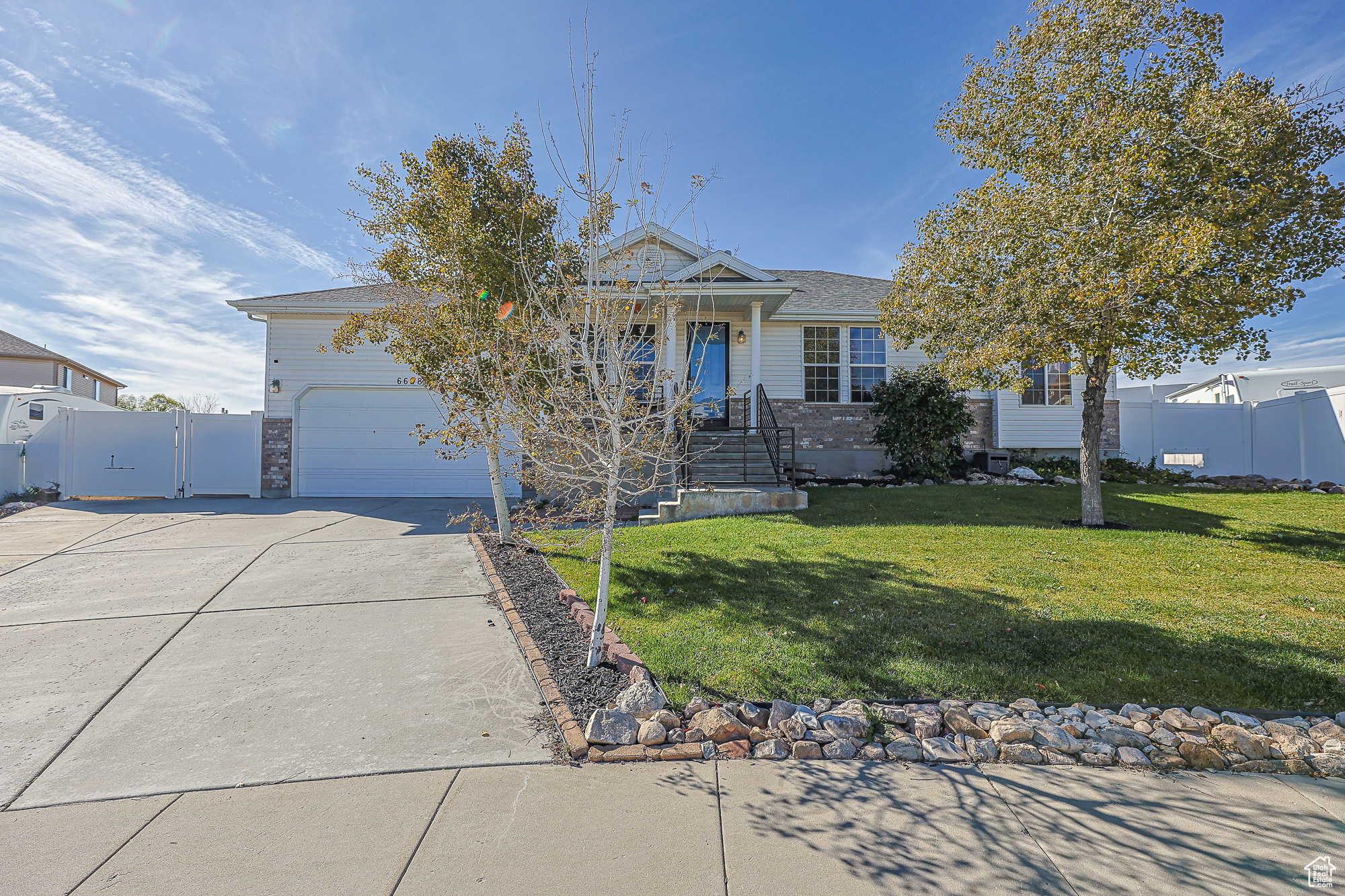 View of front facade with a front yard and a garage