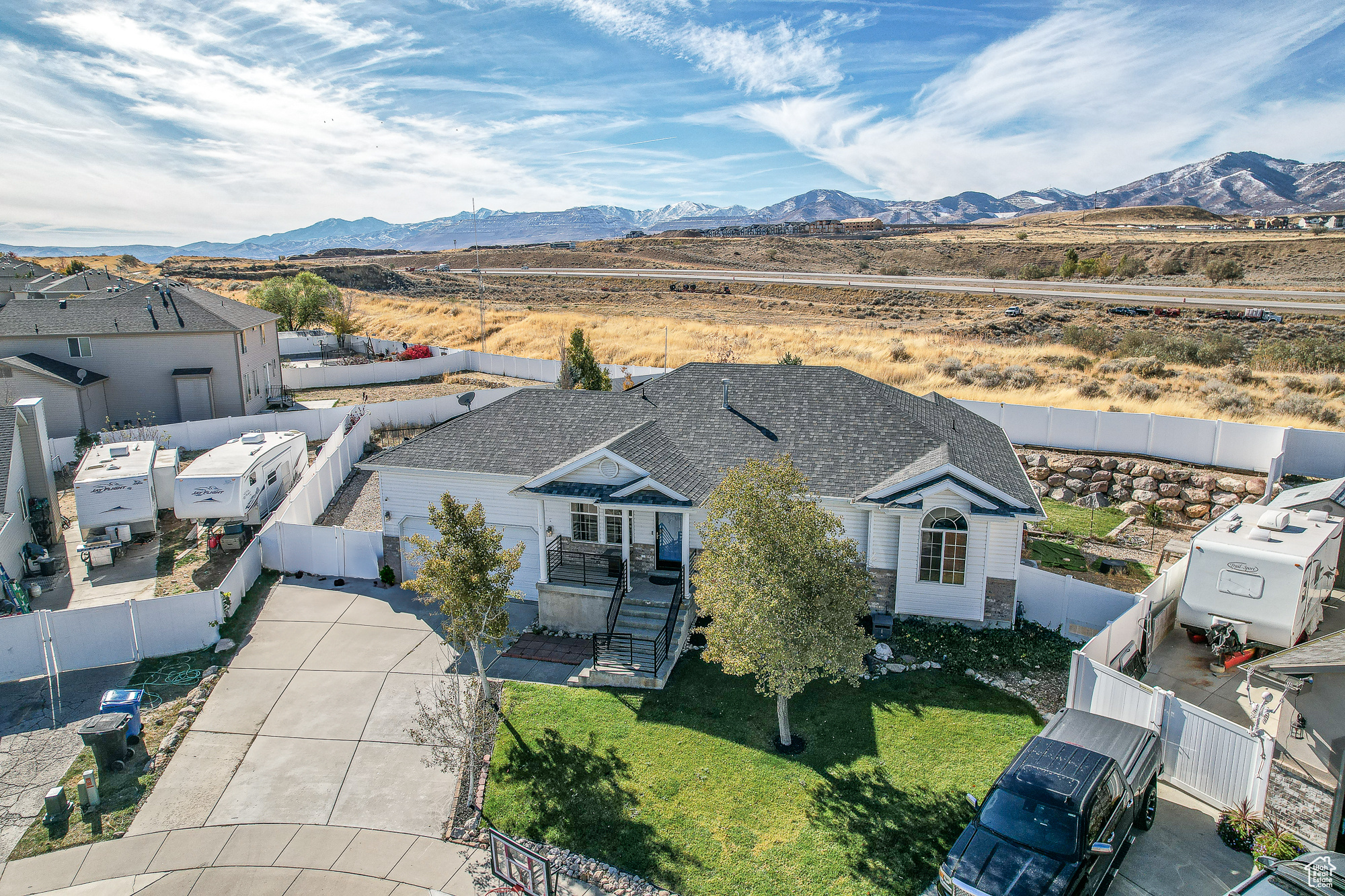 Drone / aerial view featuring a mountain view