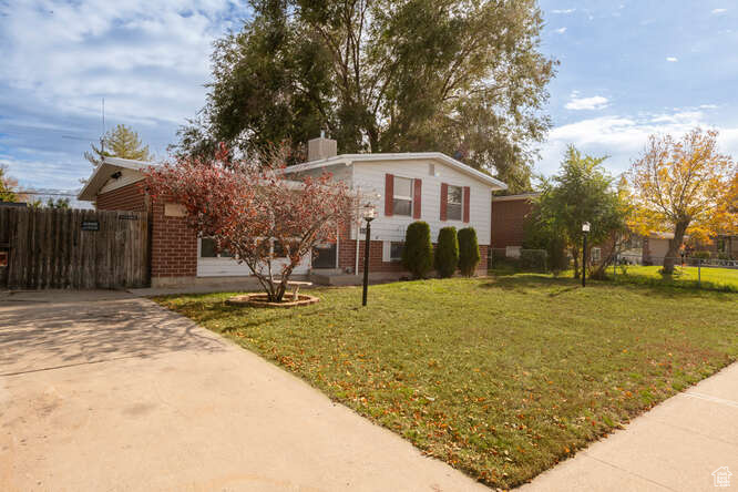 View of front of house featuring a front lawn