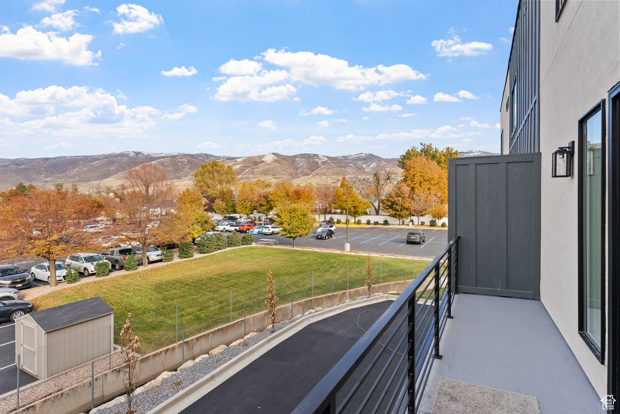 Balcony featuring a mountain view