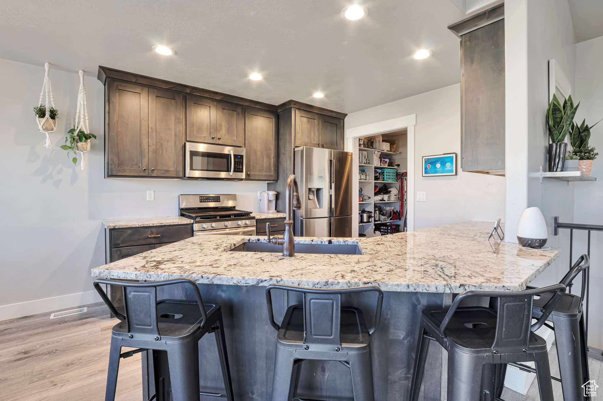 Kitchen bar with GORGEOUS granite counter tops.