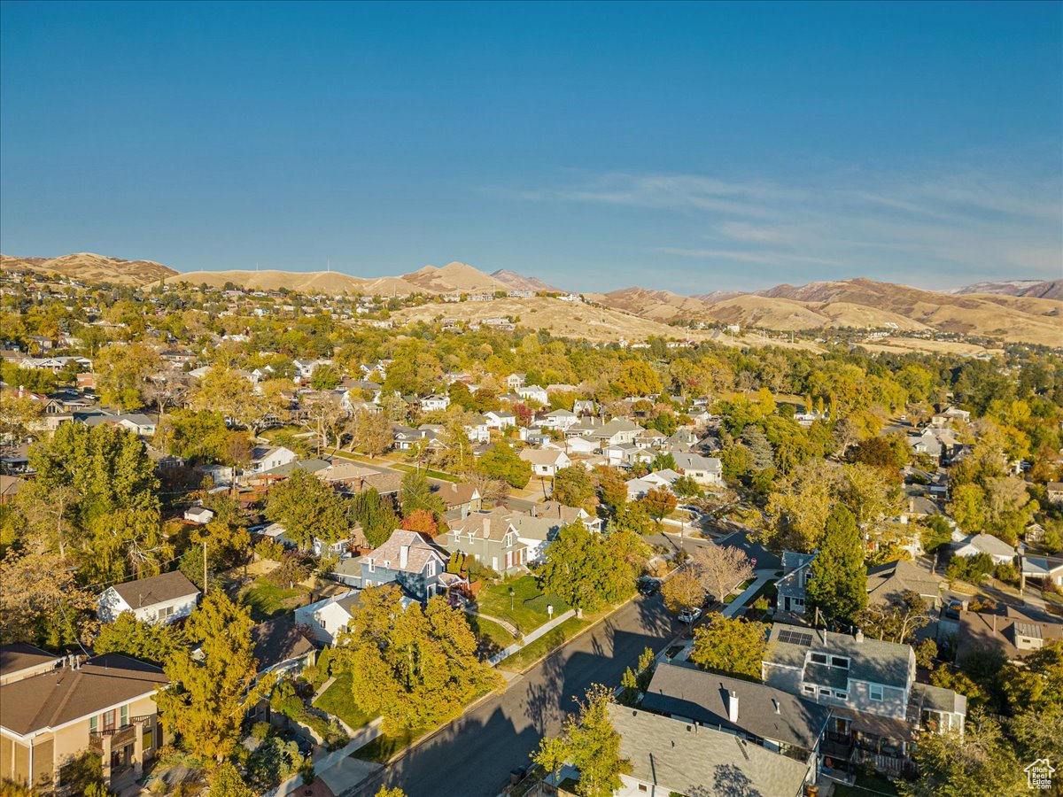 Birds eye view of property featuring a mountain view