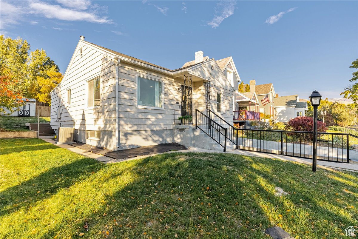 View of front of home featuring a front yard