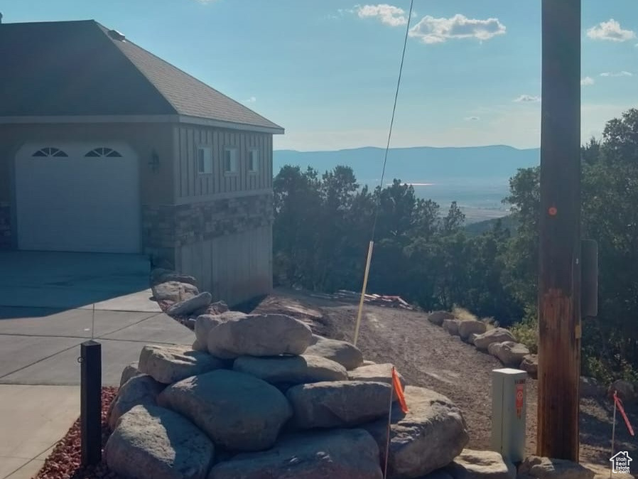 View of yard with a garage