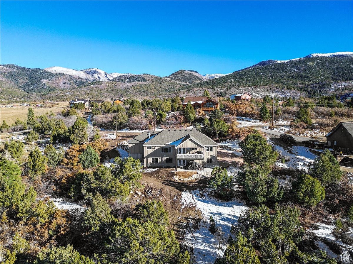 Aerial view with a mountain view