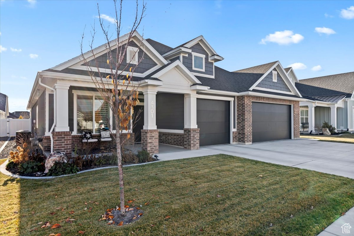 Craftsman inspired home featuring a front lawn and a porch