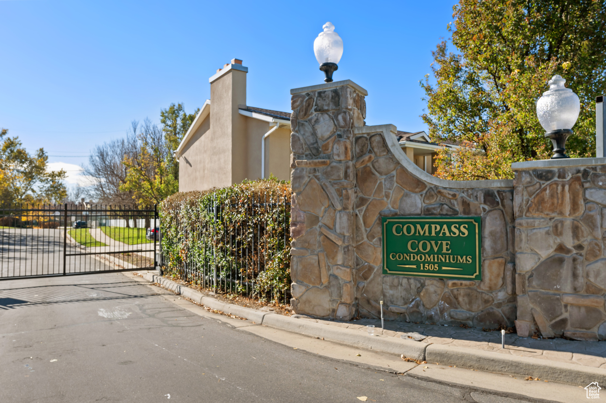 View of community / neighborhood sign and gate