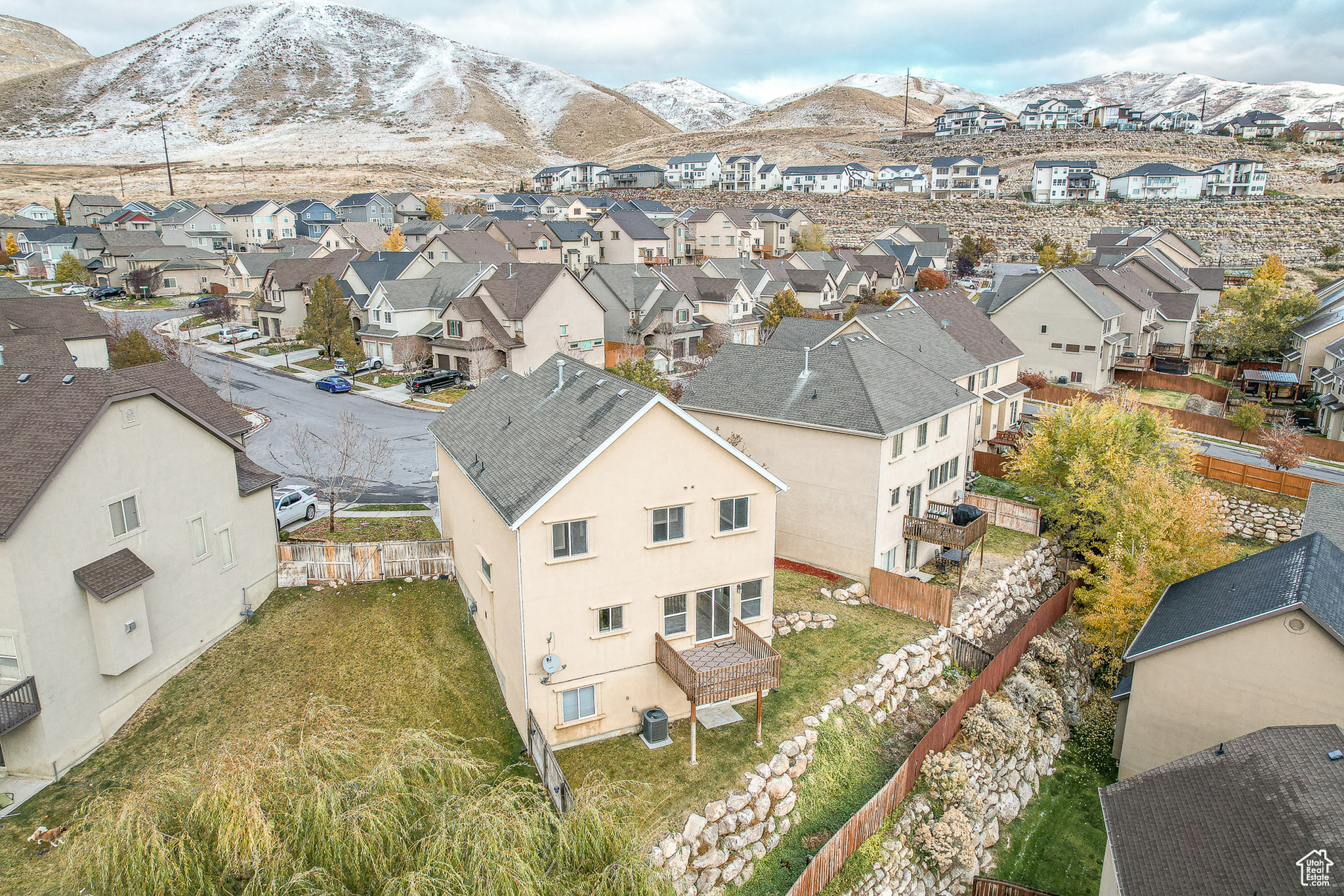 Aerial view with a mountain view