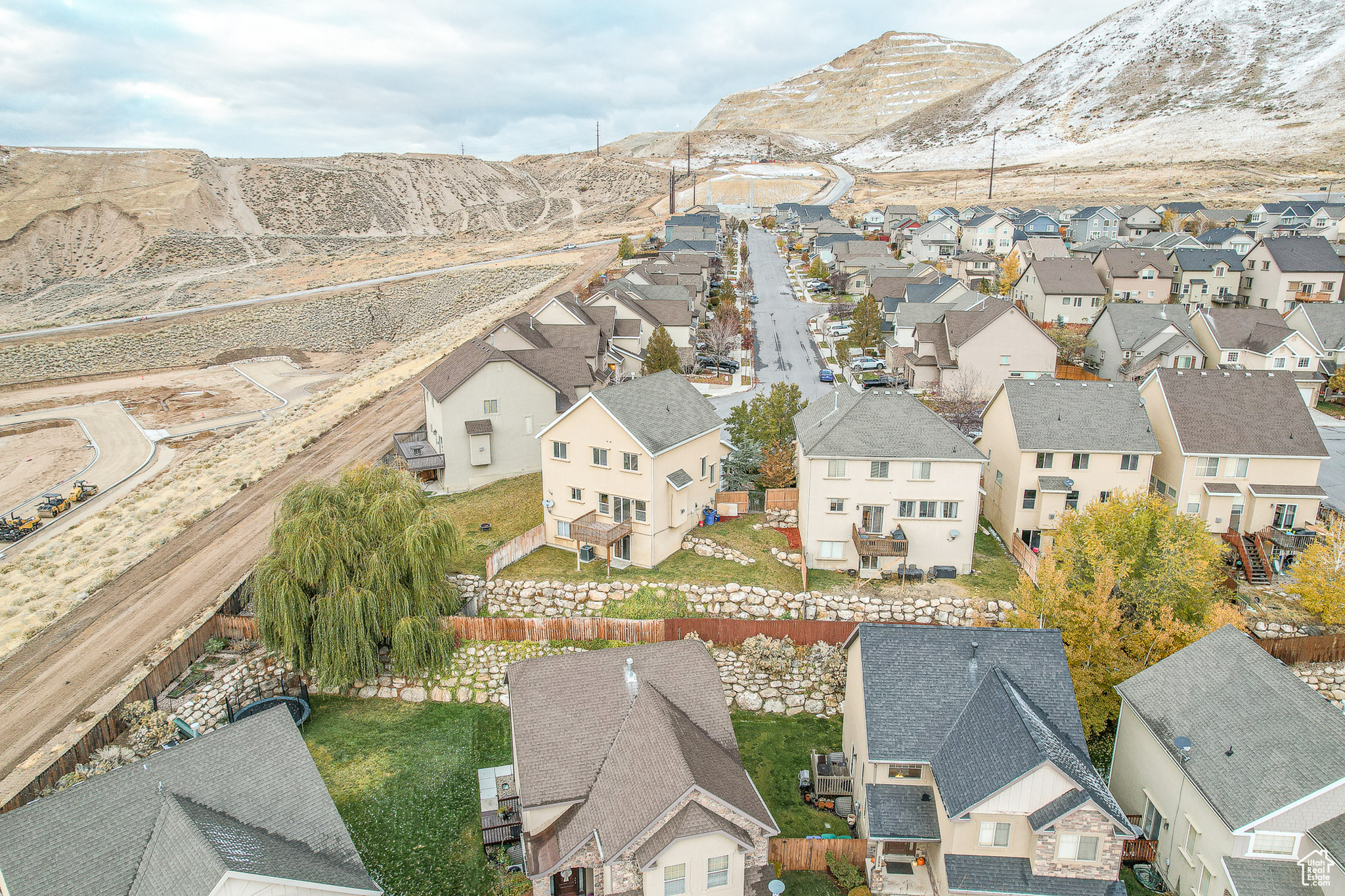 Drone / aerial view featuring a mountain view