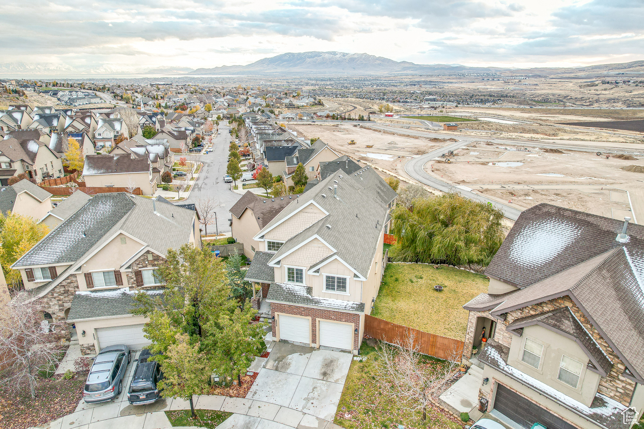 Birds eye view of property featuring a mountain view