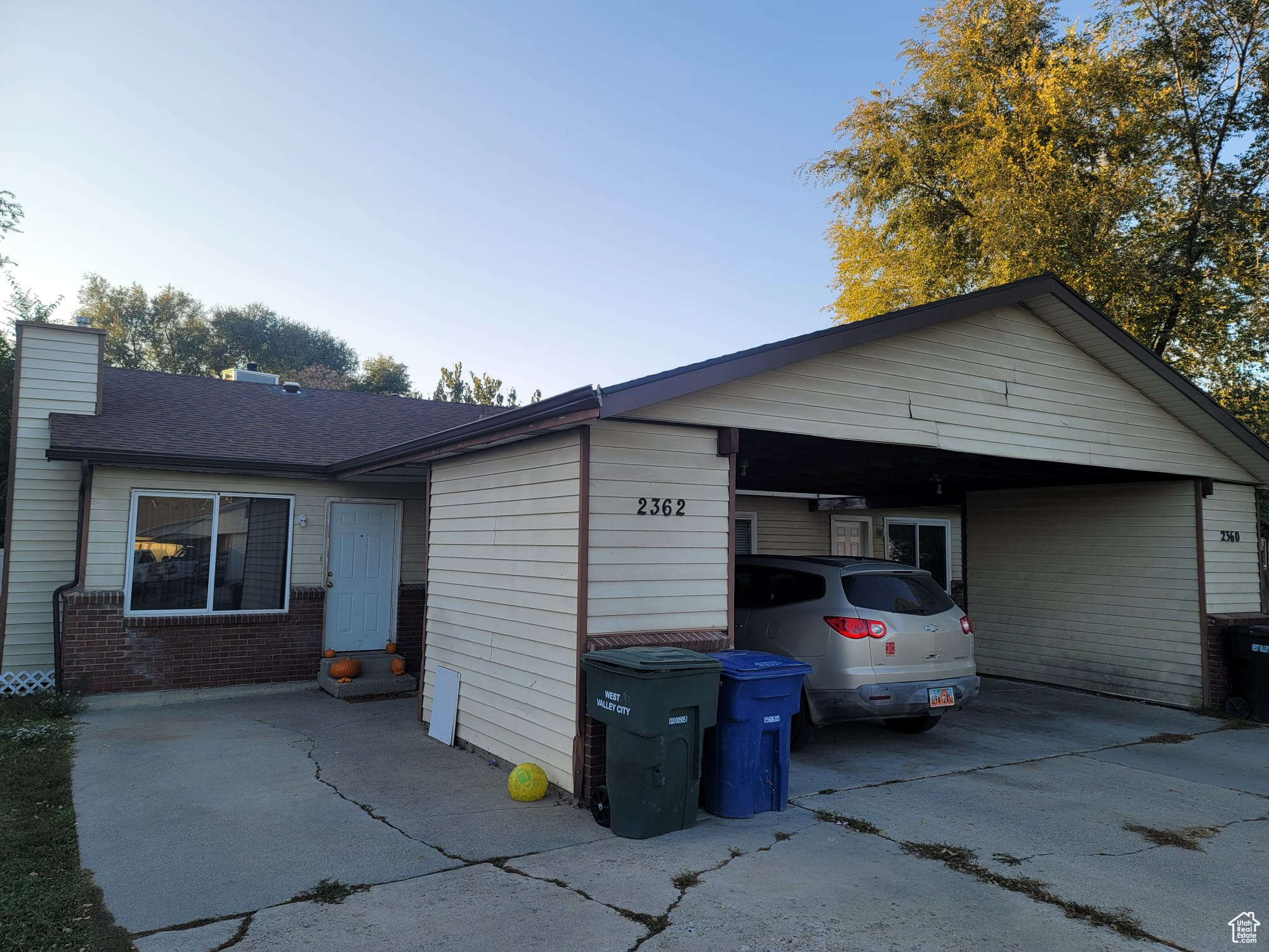 Exterior space featuring a carport