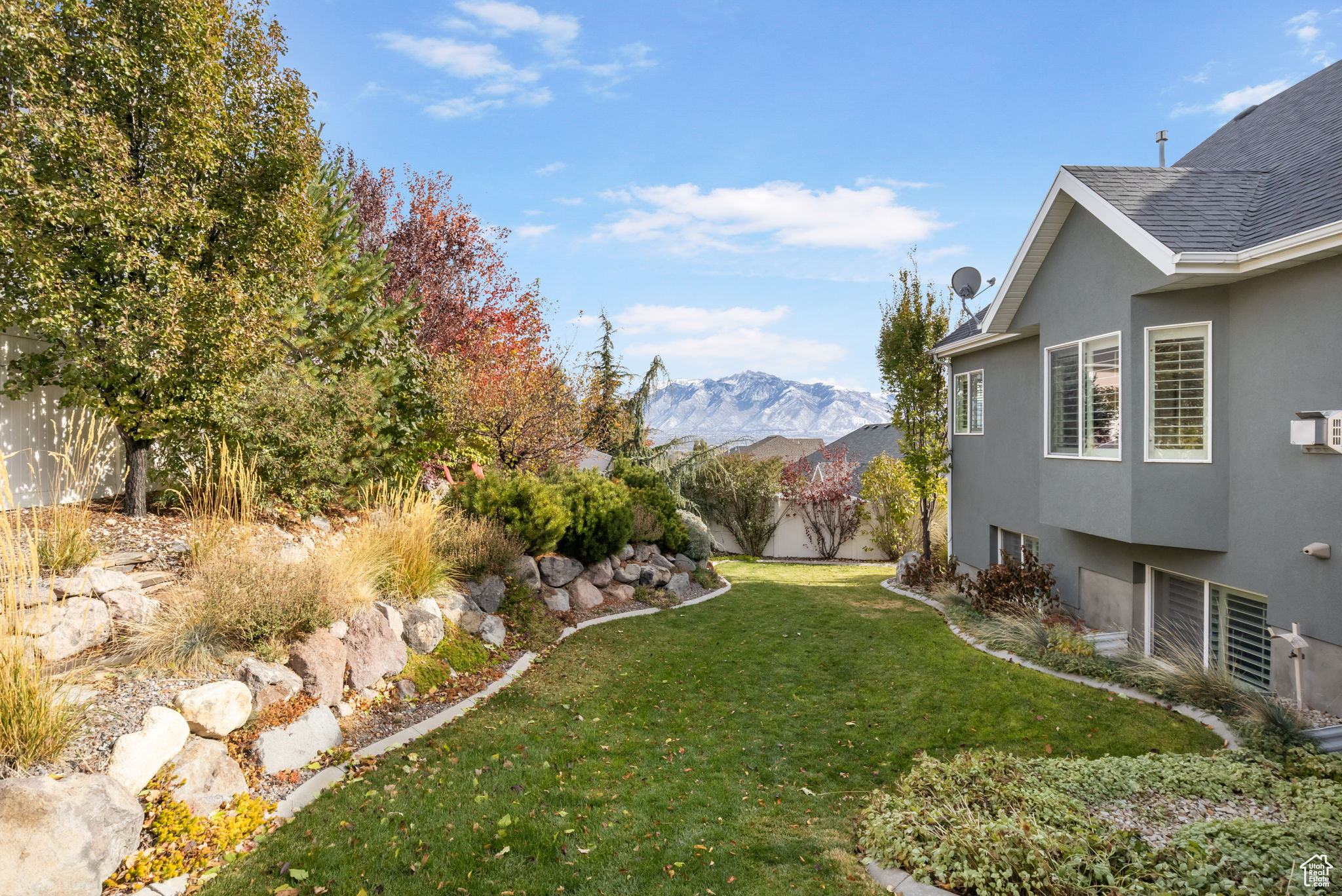 View of yard featuring a mountain view