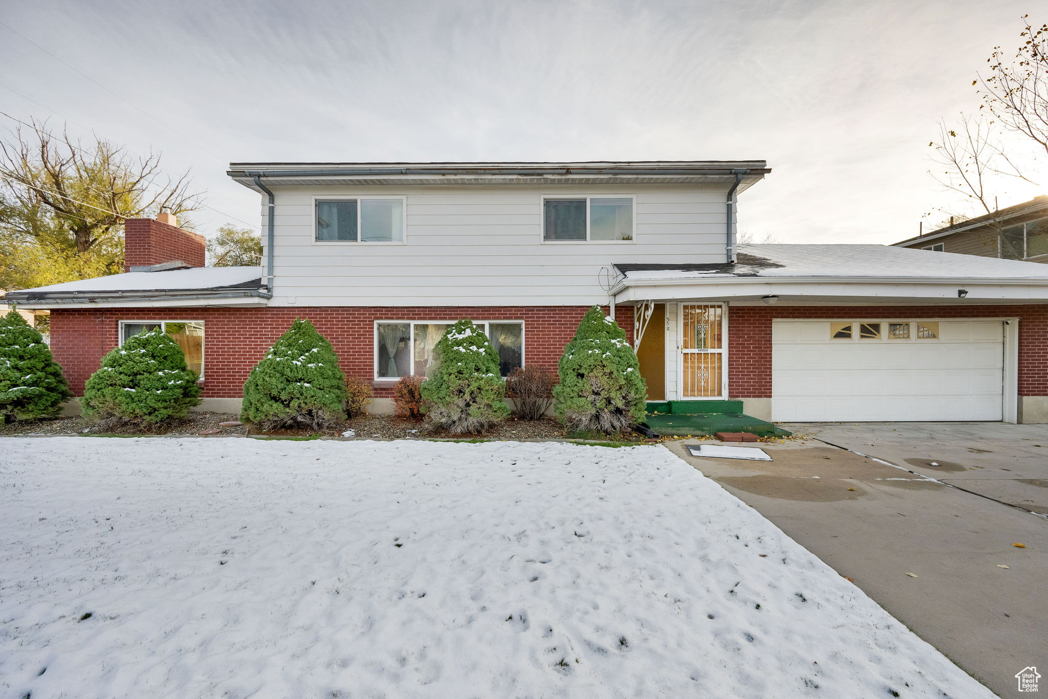 View of front property featuring a garage