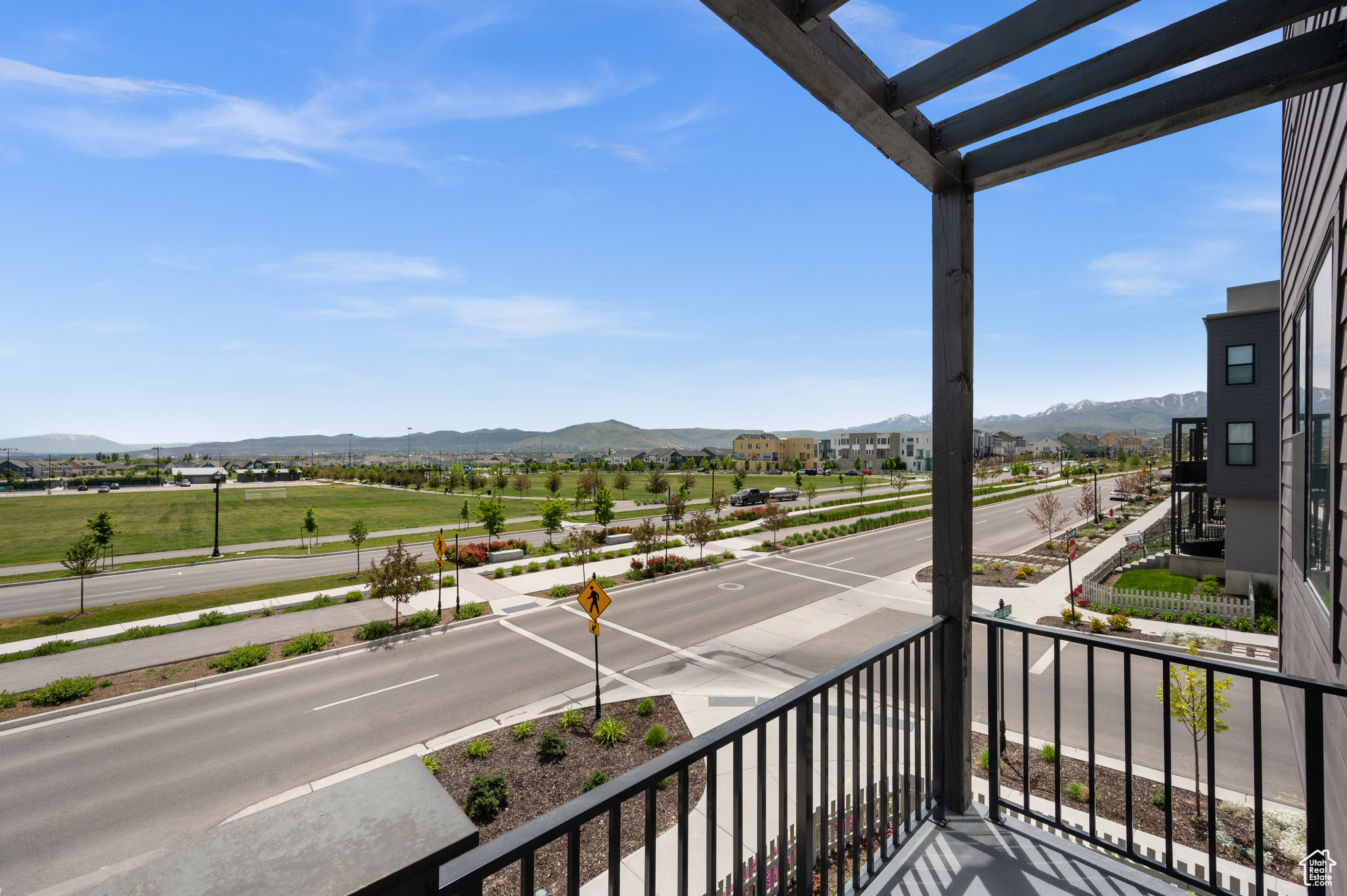 Balcony featuring a mountain view