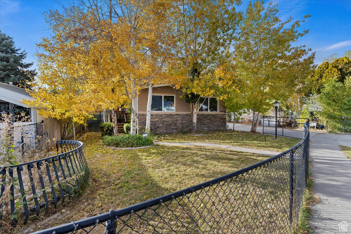 View of front of property featuring a front lawn