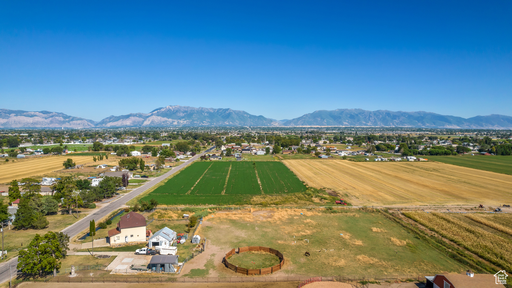 Bird's eye view with a mountain view