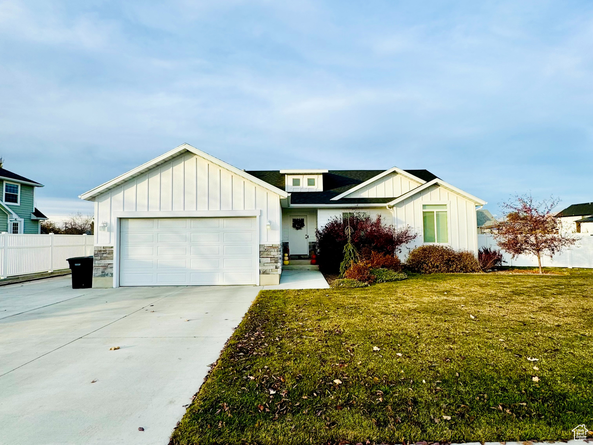 Single story home featuring a 2 garage and RV parking