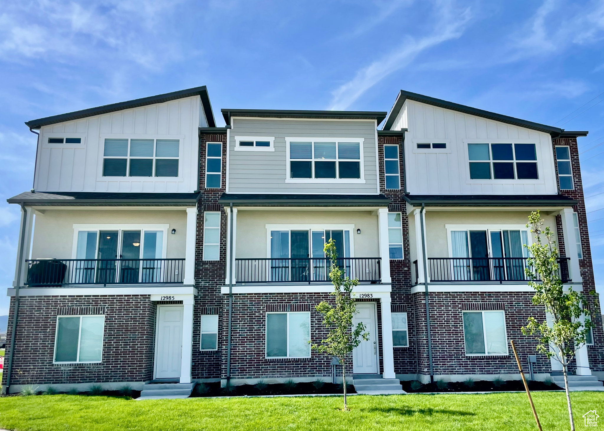 View of front of house featuring a front lawn