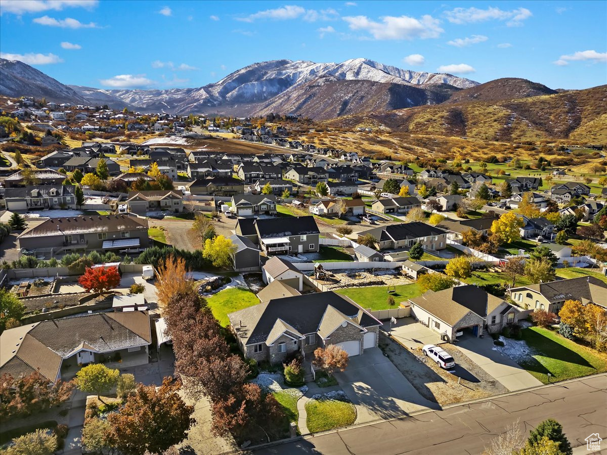 Aerial view with a mountain view