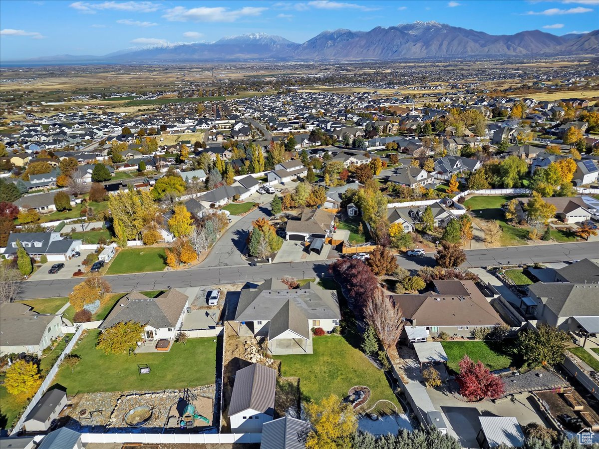 Aerial view with a mountain view