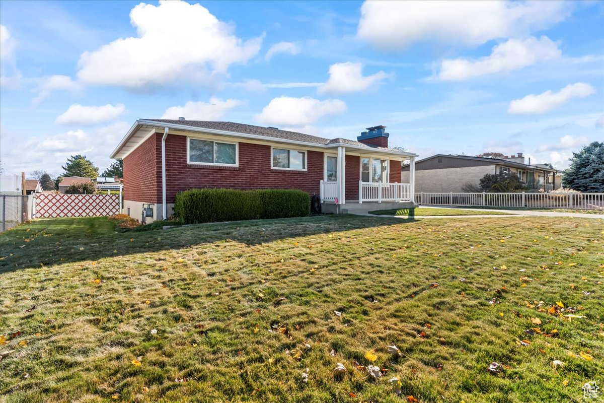 Ranch-style house with a front yard