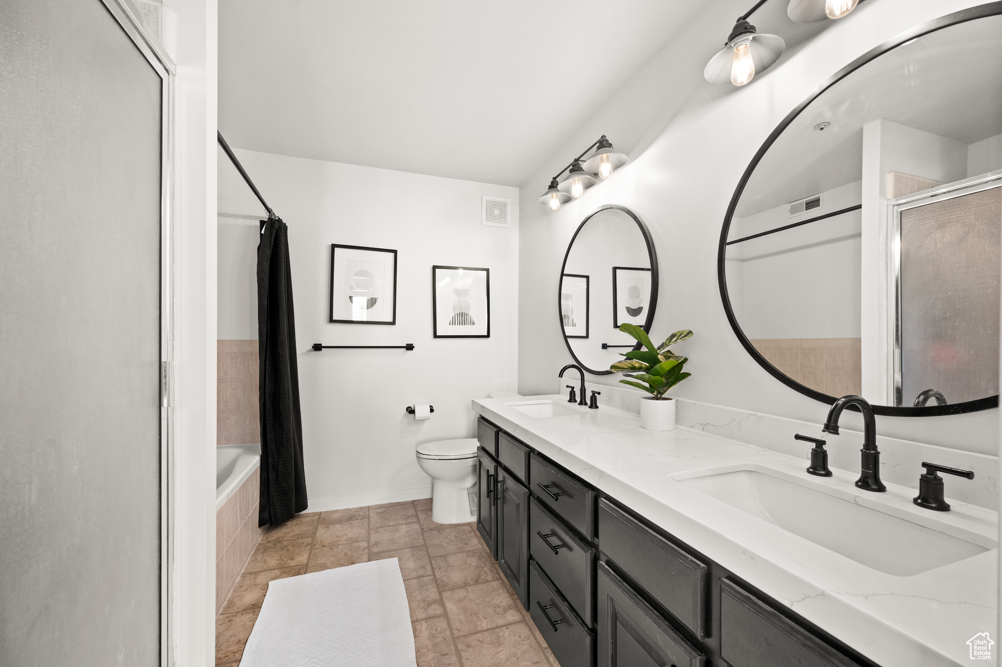 Full bathroom featuring vanity, toilet, and shower / bath combo with shower curtain