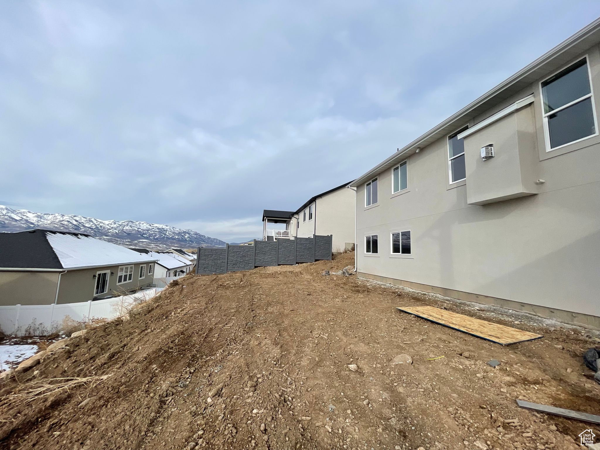 View of yard featuring a mountain view