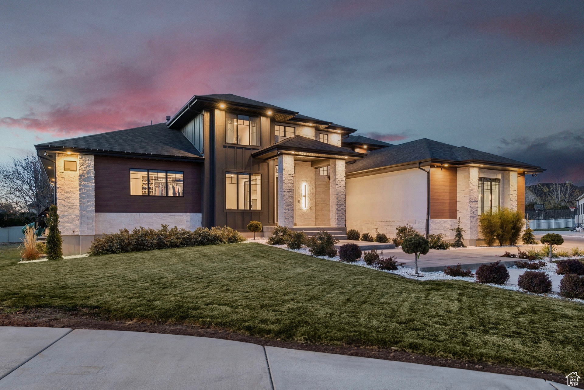 Prairie-style house with a lawn