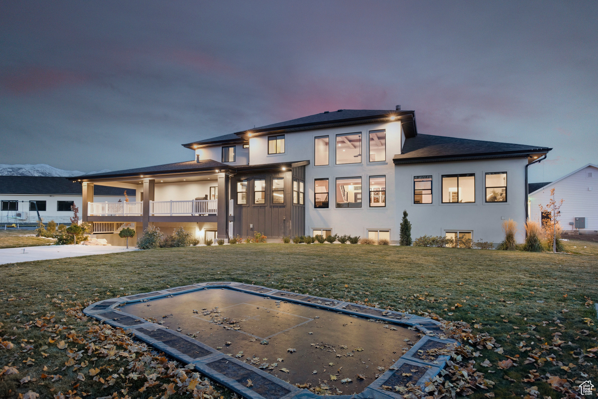 View of front of property featuring a lawn