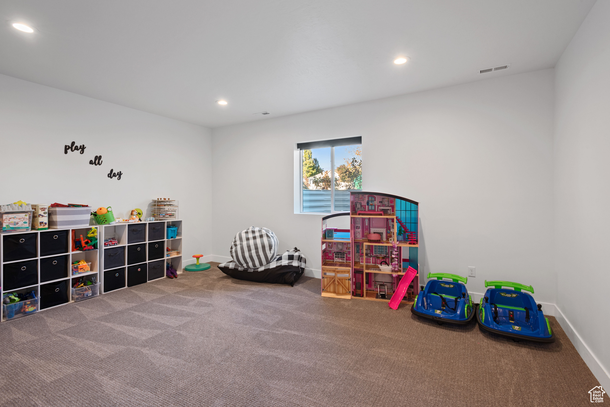 Game room with carpet floors