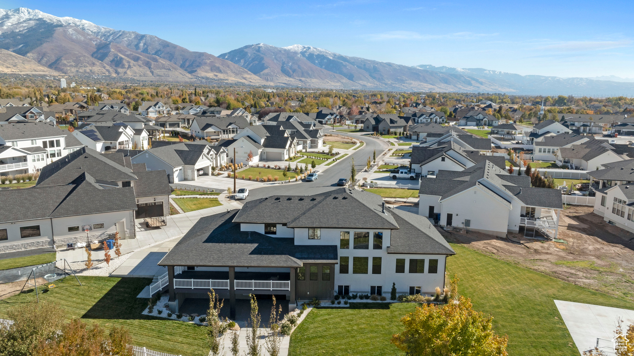 Bird's eye view with a mountain view