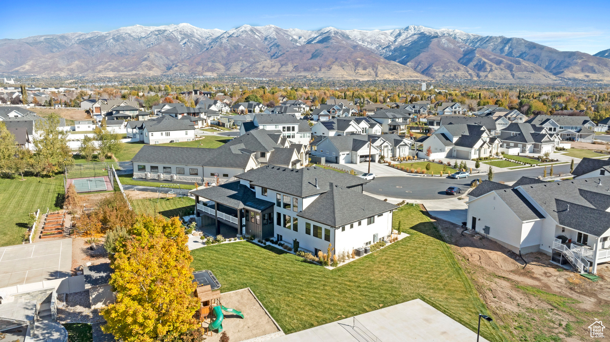 Aerial view with a mountain view