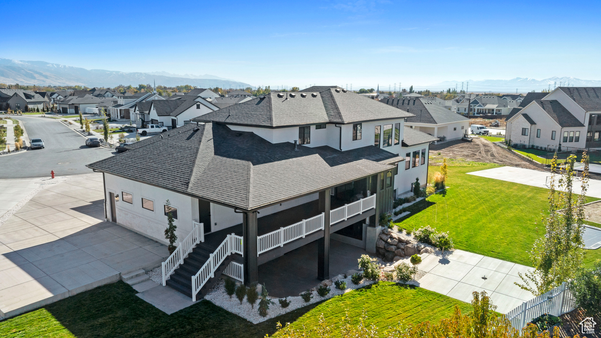 Birds eye view of property featuring a mountain view