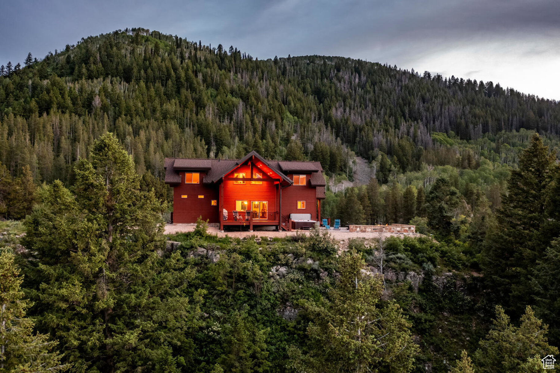 Birds eye view of property featuring a mountain view